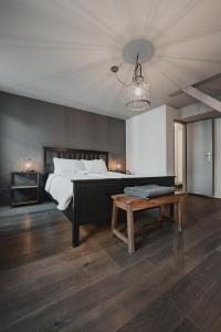 Letto o letti in una camera di No8 Boutique Hotel - self check in