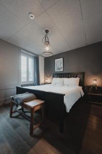 Letto o letti in una camera di No8 Boutique Hotel - self check in