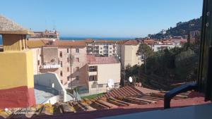 Blick auf die Stadt von einem Gebäude in der Unterkunft Monolocale mansarda a Porto Santo Stefano Argentario in Porto Santo Stefano