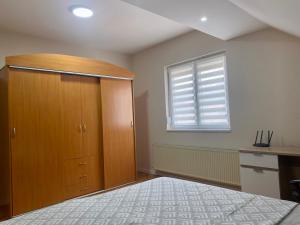 Rúm í herbergi á Apartment "JONA "