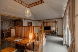 Tian Xia Ju Motel في مدينة ييلان: غرفة معيشة مع طاولة وتلفزيون