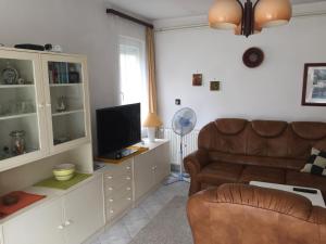 TV a/nebo společenská místnost v ubytování Sirály Apartman