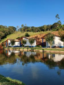 vista su un lago con case e alberi di Pousada Erva Doce a Monte Alegre do Sul