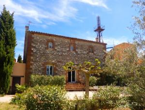 an old stone house with a tower on top of it at La maison des vendangeurs in Canet-en-Roussillon