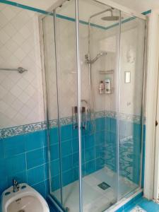 a bathroom with a shower and a sink at La casa di Rosa (Appartamento con terrazzo panoramico nel Cuore di Sorrento) in Sorrento