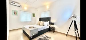 Schlafzimmer mit einem Bett mit Kamera auf einem Stativ in der Unterkunft The EDEN in Lagos