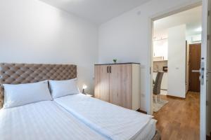 um quarto com uma grande cama branca e um espelho em Velika Recepcija 3 em Palisat