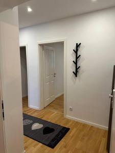Cette chambre dispose d'un couloir avec un tapis noir au sol. dans l'établissement Urlaub in Schlossnähe, à Artstetten