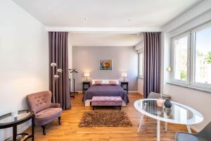 Schlafzimmer mit einem Bett und einem Tisch in der Unterkunft Studio Apartment Jader in Zadar