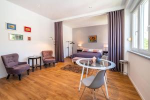 ein Wohnzimmer mit einem Bett, einem Tisch und Stühlen in der Unterkunft Studio Apartment Jader in Zadar