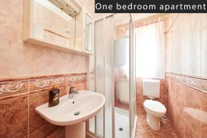 łazienka z umywalką i toaletą w obiekcie Apartments Angela w mieście Umag +16 zdjęć