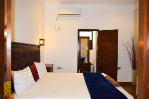 Rúm í herbergi á Alffa Guest Inn