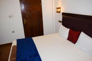 Rúm í herbergi á Alffa Guest Inn