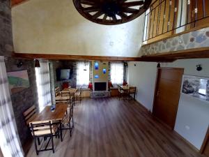 パーメットにあるThe Stone Houseのテーブルと椅子が備わる広々とした天井の空き部屋