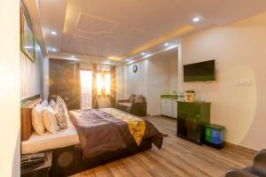 um quarto com uma cama e uma televisão num quarto em Viable Inn by Vista Stays em Mukteshwar