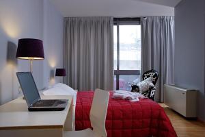 sypialnia z łóżkiem z laptopem na biurku w obiekcie Residenze Venezia Apartments w Mestre