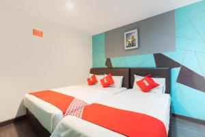 Postel nebo postele na pokoji v ubytování 1st Inn Hotel Klang Sentral Meru