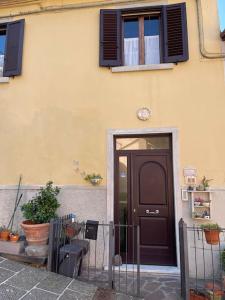 un edificio con una puerta negra y una ventana en Terratetto Montelupo Fiorentino, en Montelupo Fiorentino