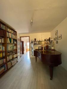 - un salon avec une grande table en bois dans l'établissement Terratetto Montelupo Fiorentino, à Montelupo Fiorentino
