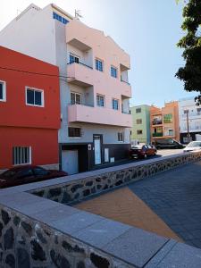 un edificio sul lato di una strada di Apartamento Soleado a Los Abrigos