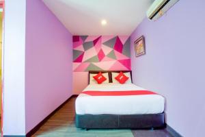 Postel nebo postele na pokoji v ubytování 1st Inn Hotel Klang Sentral Meru + 7 fotografií
