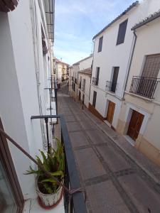 un callejón vacío con una maceta en un balcón en Alojamiento luminoso, en Antequera