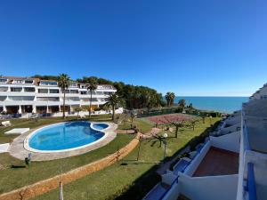 - Vistas a un complejo con piscina y al océano en Apartamentos Voramar Altamar, en Alcossebre