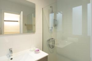 Koupelna v ubytování Shiny by OLdtown Apartments