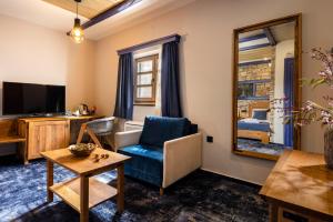 默主歌耶的住宿－默主歌耶赫爾採民族村酒店，客厅配有蓝椅和镜子