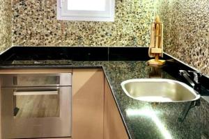 cocina con fregadero y ventana en Luxury Getaway /Brand New 2BR /Wi-Fi /Full Kitchen en Sharm El Sheikh