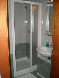 bagno con doccia e lavandino di Apartment Jadranka a Portoroz
