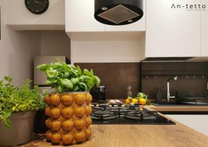 eine Küche mit einer Theke mit einer Vase voller Orangen in der Unterkunft An-tetto in Noto
