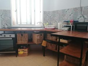 eine Küche mit einer Theke und einem Tisch mit Körben in der Unterkunft Amber House in Arinaga
