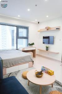 une chambre avec un lit, une table et une télévision dans l'établissement Vinhomes Smartcity-Căn hộ dich vụ -Zhomestay, à Thượng Thôn