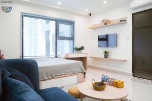 Cette chambre comprend un lit, un canapé et une table. dans l'établissement Vinhomes Smartcity-Căn hộ dich vụ -Zhomestay, à Thượng Thôn