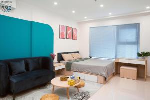 un salon avec un lit et un canapé dans l'établissement Vinhomes Smartcity-Căn hộ dich vụ -Zhomestay, à Thượng Thôn 1 autre photo