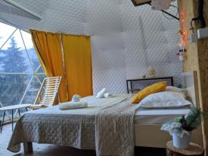 - une chambre avec un lit et une grande fenêtre dans l'établissement Ajara Glamping Kokotauri, à K'eda