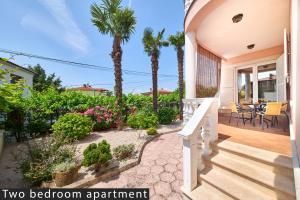 Apartament z 2 sypialniami i balkonem z palmami w obiekcie Apartments Angela w mieście Umag