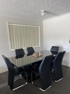 Χώρος καθιστικού στο Cascade Gardens Apartments +34 φωτογραφίες