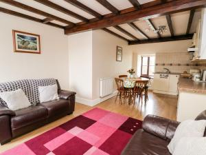 sala de estar con sofá y mesa en The Woodman en Llandrindod Wells