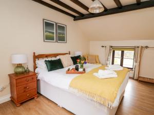 una camera con due letti e un tavolo con fiori di The Woodman a Llandrindod Wells