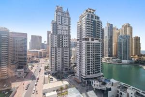 vista su una città con edifici alti e un fiume di StoneTree - Time Place Tower 1 BR - Amazing View a Dubai