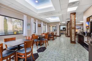 une salle à manger avec des tables et des chaises dans l'établissement Baymont by Wyndham Midway Tallahassee, à Midway