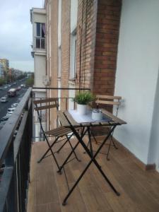 einen Tisch und Stühle auf dem Balkon eines Gebäudes in der Unterkunft Sevilla Macarena apartamento 3 dormitorios in Sevilla