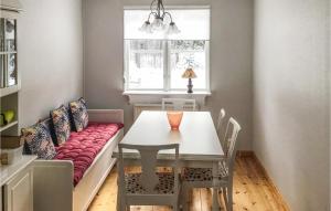 sala de estar con mesa y sofá en Gorgeous Home In Herrng With Kitchen en Herräng