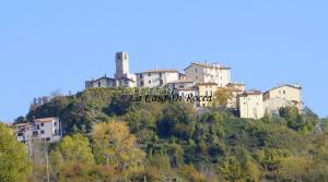 un villaggio in cima a una collina con case di La Casa di Rocca a Castel di Sangro