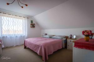 a bedroom with a bed and a window at Große Unterkunft zum Wohlfühlen in Stelle