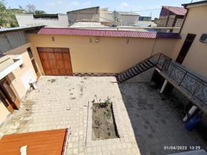 - une vue sur le plafond d'un bâtiment avec un escalier dans l'établissement Sezam, à Boukhara