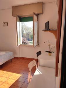 a room with a window and a table and chairs at Hotel Italia in Reggio Emilia