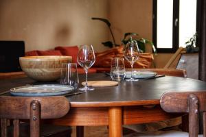 Artistic Loft, Downtown Montpellier, WIFI في مونبلييه: طاولة خشبية عليها أكواب من النبيذ